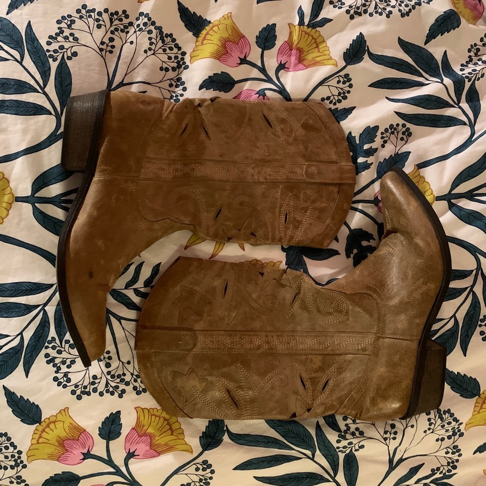 TAN COWGIRL BOOTS